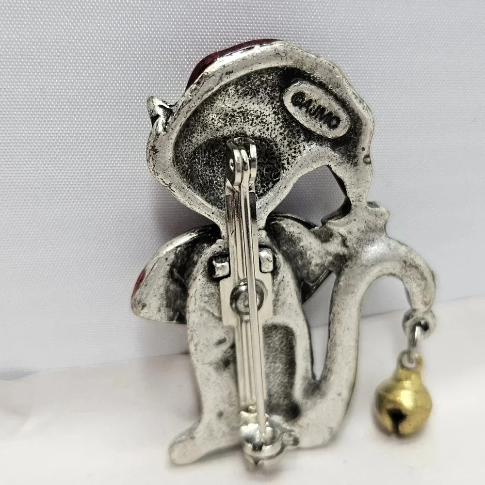 AJMO Cat Pin Brooch Pewter Enamal Wearing Santa Hat Bell & Bow 1.5 inches - Picture 3 of 5